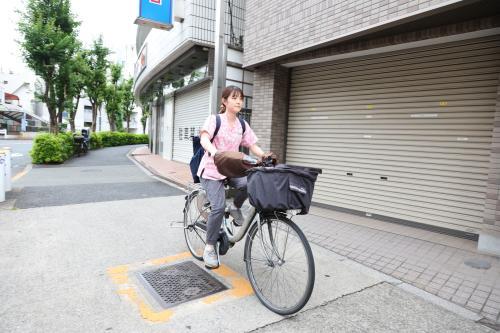 移動は電動自転車を使用しています。車の運転免許がない方も安心。